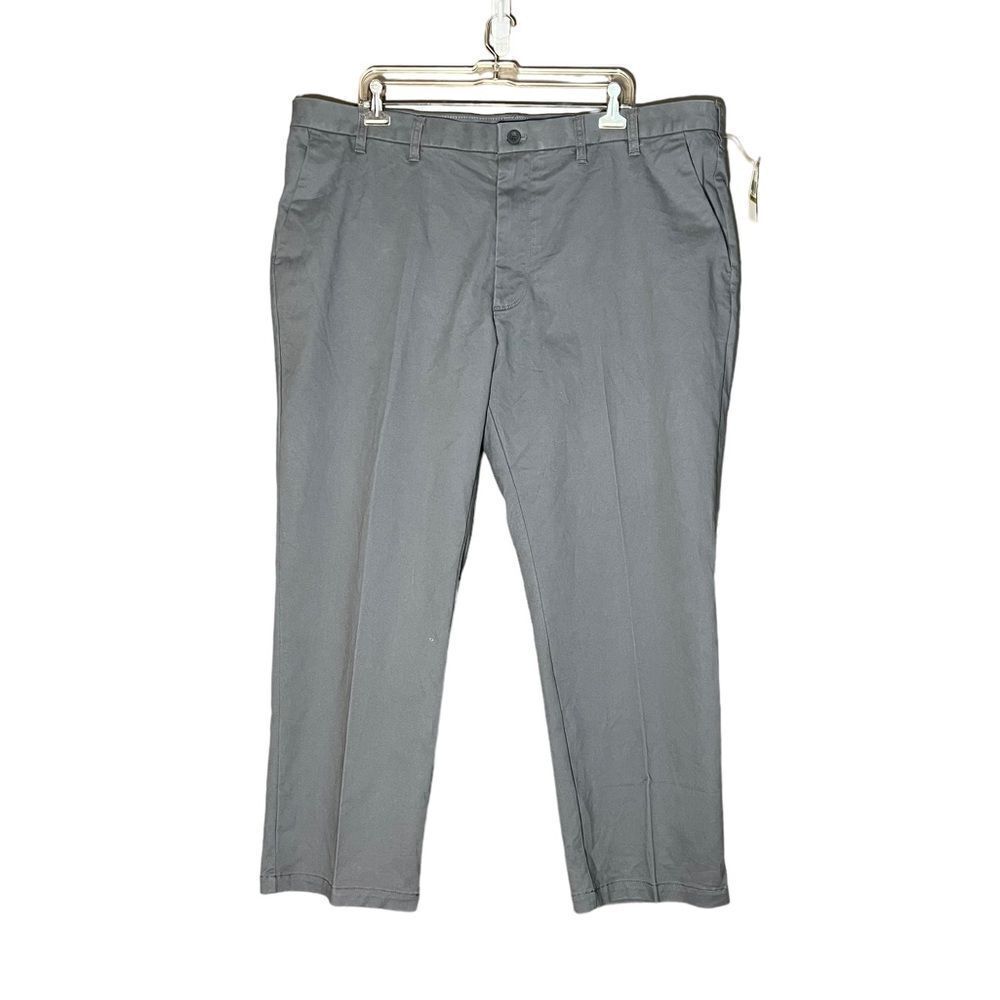NWT! Izod chinos in smoked Pearl. Size 44x29‎